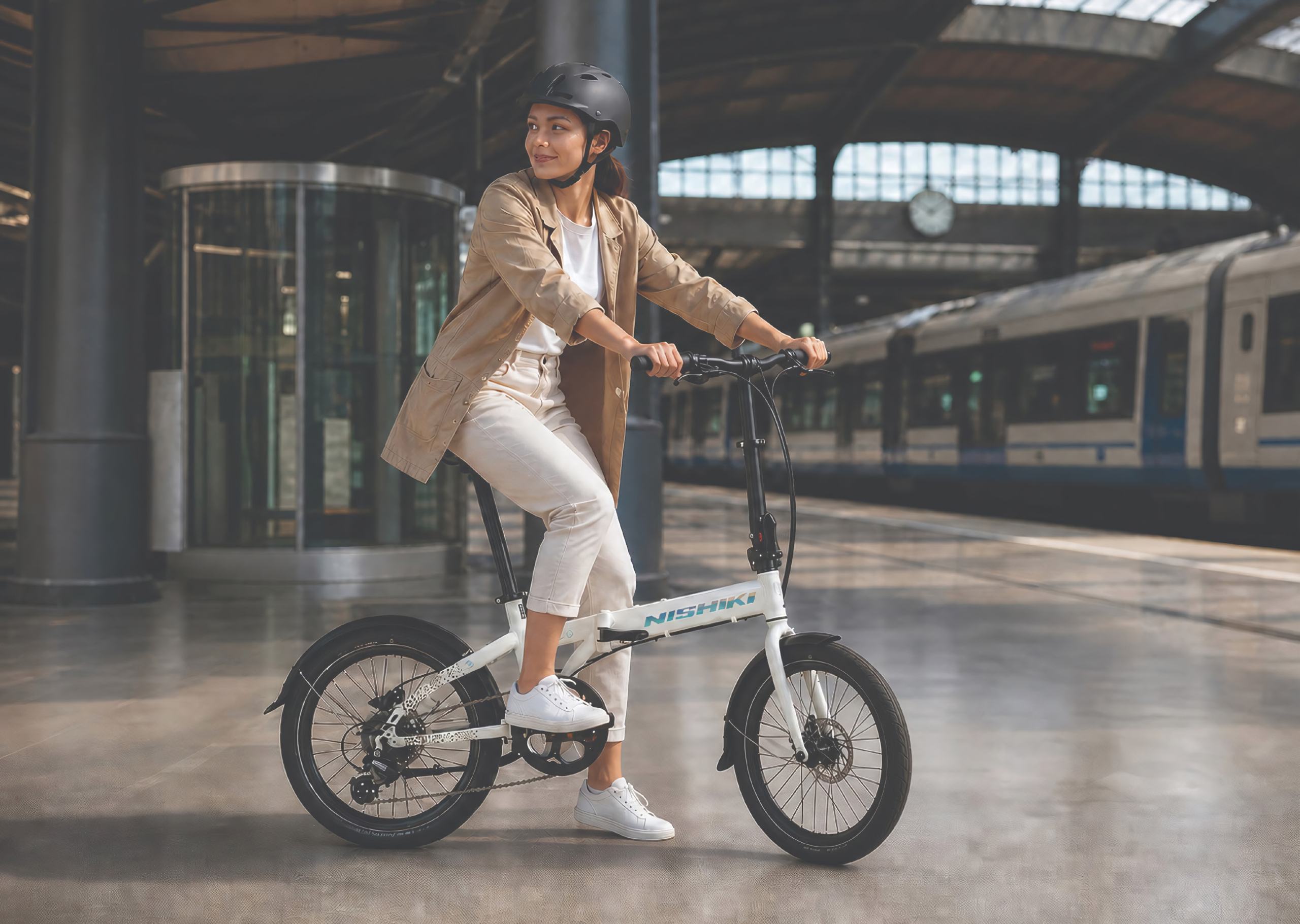 NISHIKI SLQ am Bahnsteig